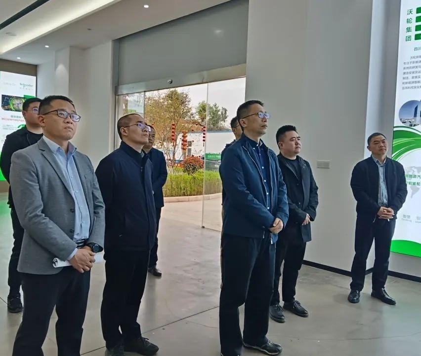 【領導關懷】四川省經(jīng)濟和信息化廳裝備工業(yè)處處長王俊海一行蒞臨沃輪電氣調(diào)研指導工作