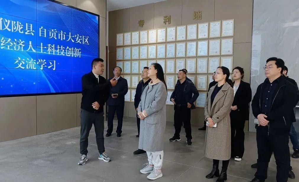 【領導關懷】南充市儀隴縣政協(xié)副主席張小玲率隊蒞臨沃輪電氣開展民營經(jīng)濟人士科技創(chuàng)新交流